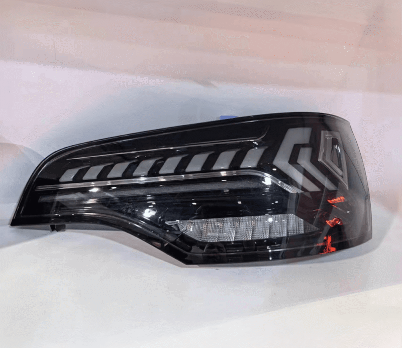 Turn signal tail light Audi Q7 06-15old model